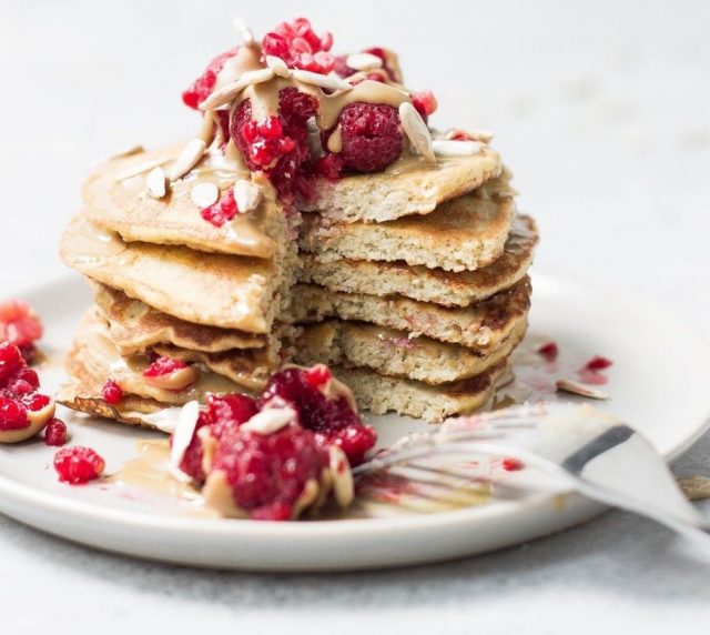 Alison-Marras---Unsplash-pancakes-compressor Stapeltje pancakes voor het ontbijt