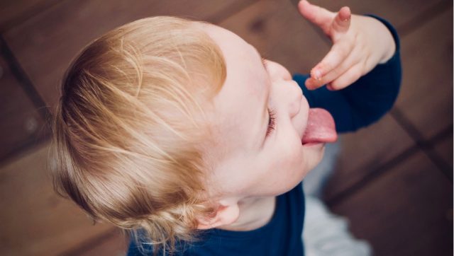 Peuter wil niet luisteren Peuter wil niet luisteren en steekt zijn tong uit