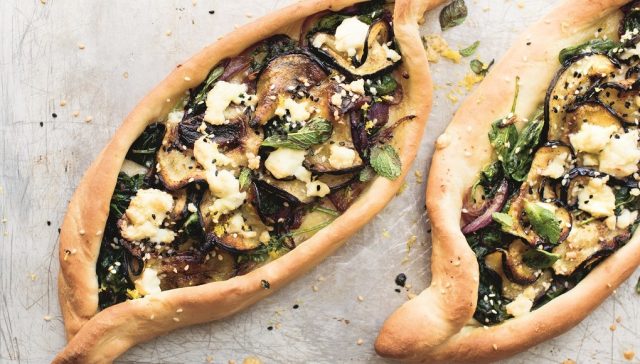 Turkse pide Turkse Pide met spinazie en aubergine