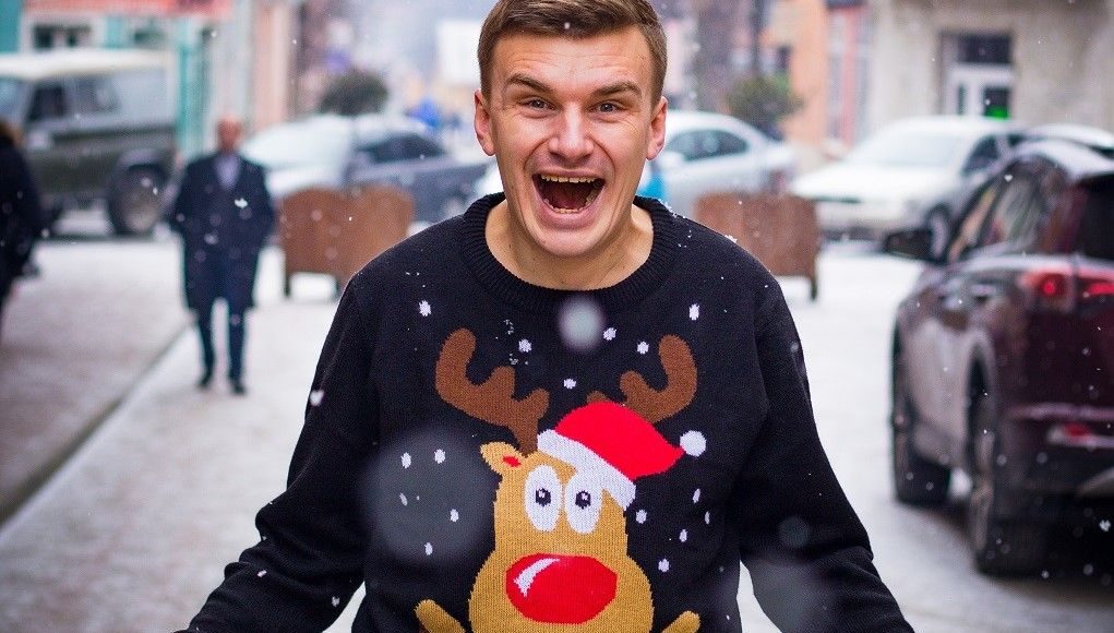 Christmas flashmob video Man met kersttrui doet mee aan christmas flashmob