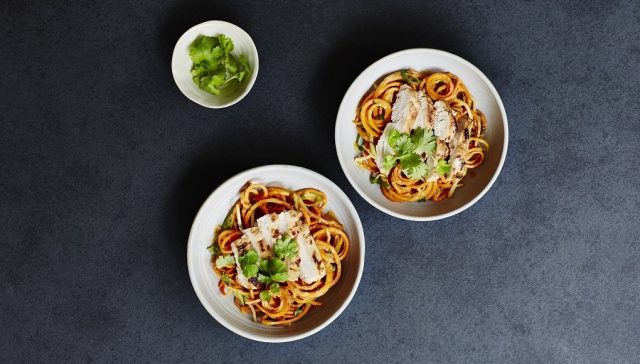 roerbak met zoete aardappel, kip en pinda's roerbak met zoete aardappel, kip en pinda's