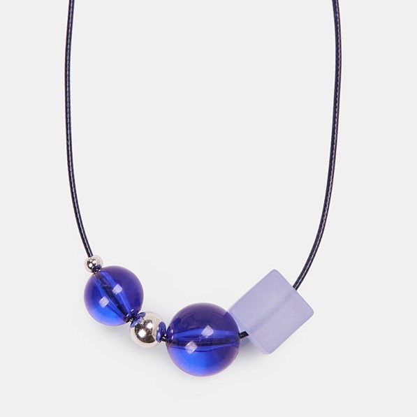 ketting met blauwe kralen