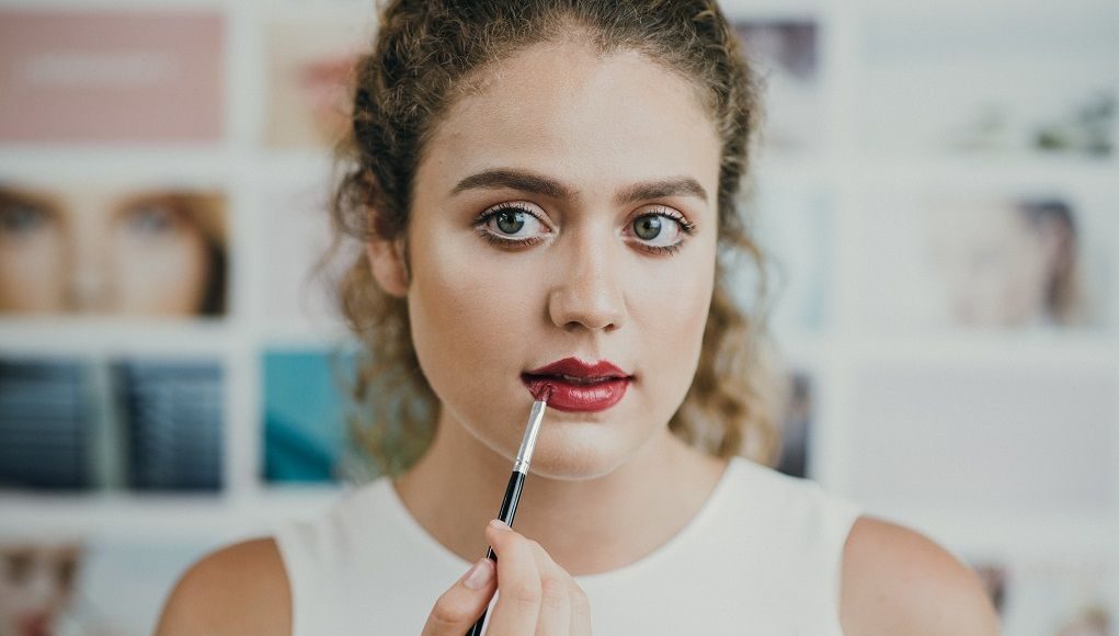Wallen wegwerken Vrouw doet make-up